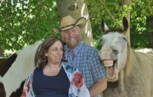   Пара заразилась смехом от своей смеющейся лошади, когда они фотографировались во время беременности