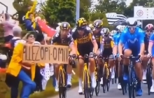   Бойня на Тур де Франс. Зрительница вызвала массовую аварию, высунув свой плакат перед набирающим скорость гонщиком