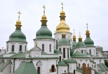 Ветер  сорвал 50-килограммовый крест с Софийского собора в Киеве