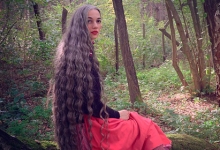 Женщина  поседела в 13 лет и отрастила 152-сантиметровые волосы